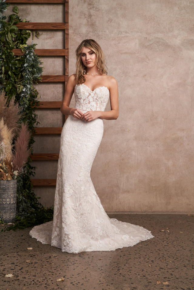 Braut im Boho-Brautkleid mit abnehmbaren Ärmeln