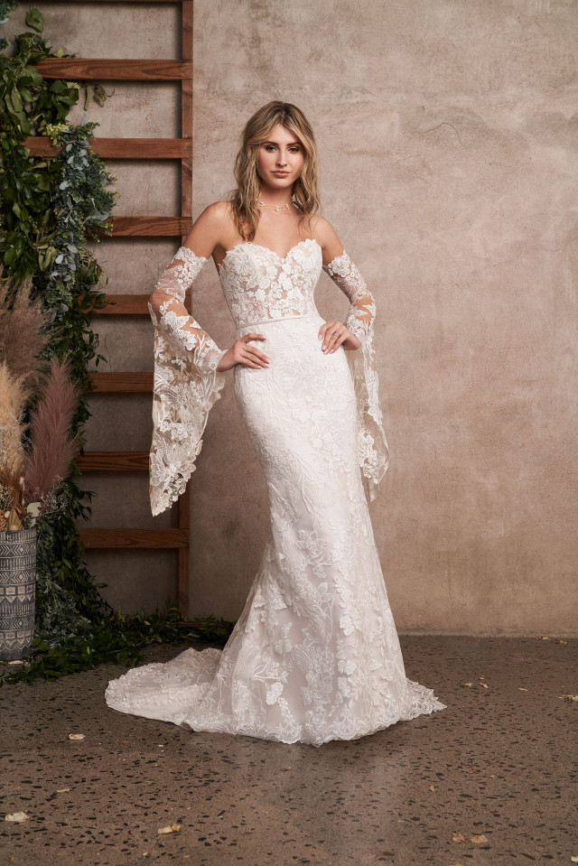 Braut im Boho-Brautkleid mit abnehmbaren Ärmeln