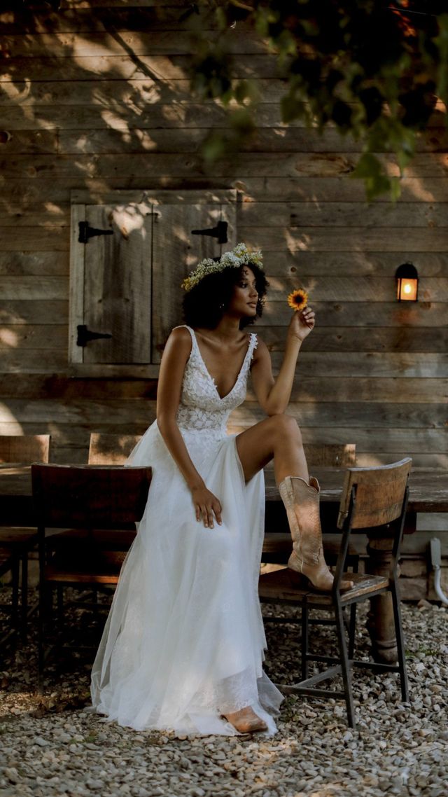 Brautkleid mit bestickten Trägern