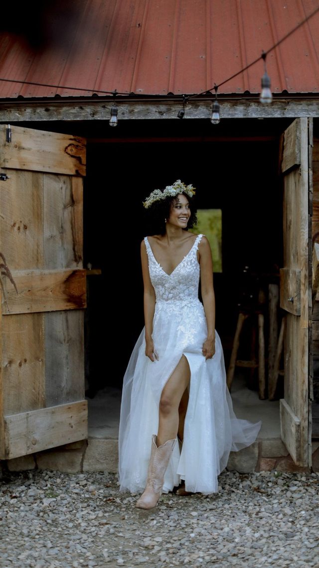 Brautkleid mit bestickten Trägern