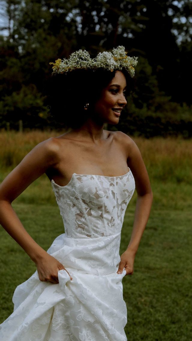 Brautkleid ohne Träger und Spitzenkorsett