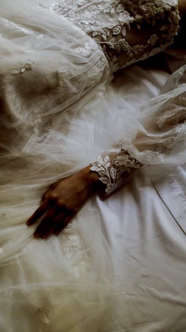 Hand von liegender Braut