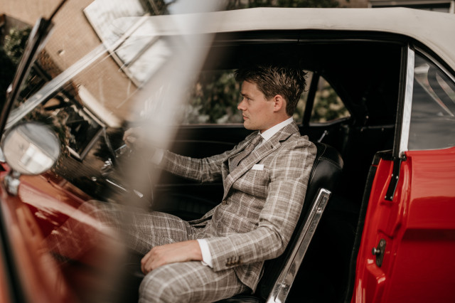 bruidegom zit in auto