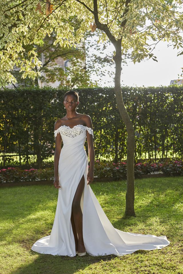 Satin Brautkleid mit glitzernden Details am Ausschnitt