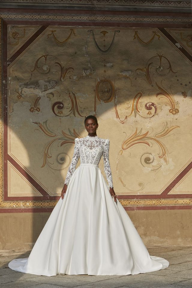 Brautkleid mit langen Ärmeln und weit ausgestelltem Rock