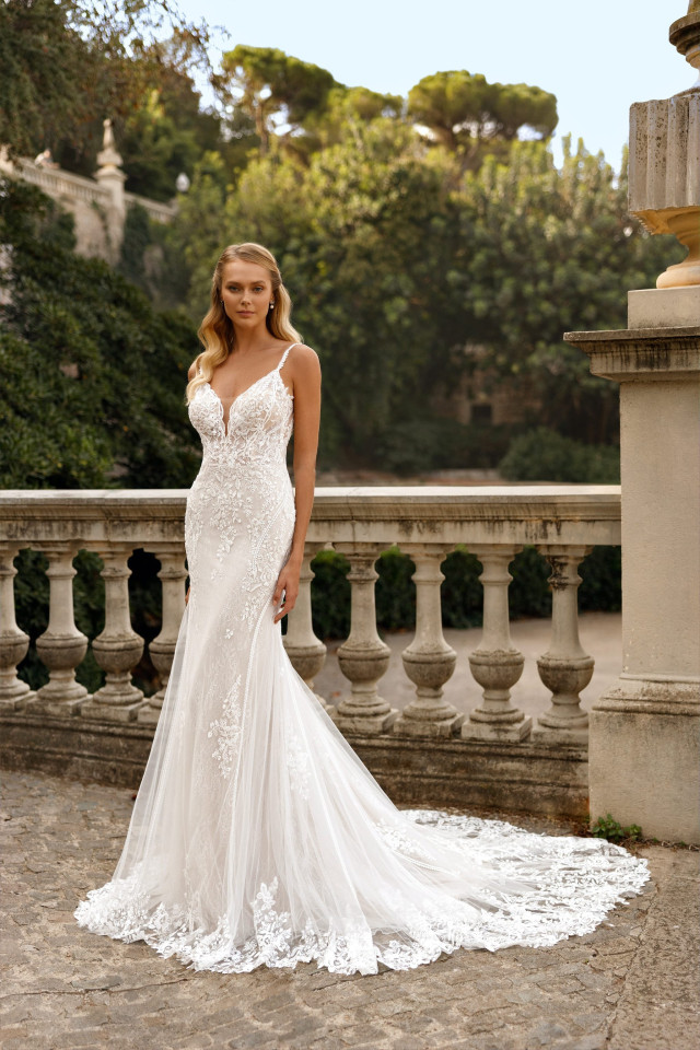 Braut in Fit and Flare Brautkleid mit V-Ausschnitt