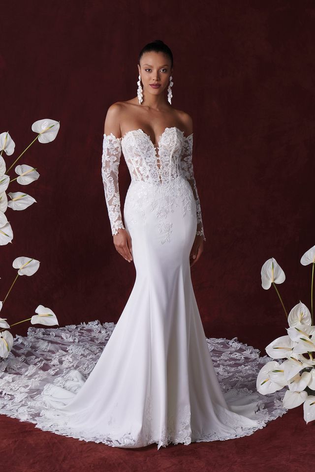 Braut in Brautkleid mit abnehmbaren Spitzenärmeln