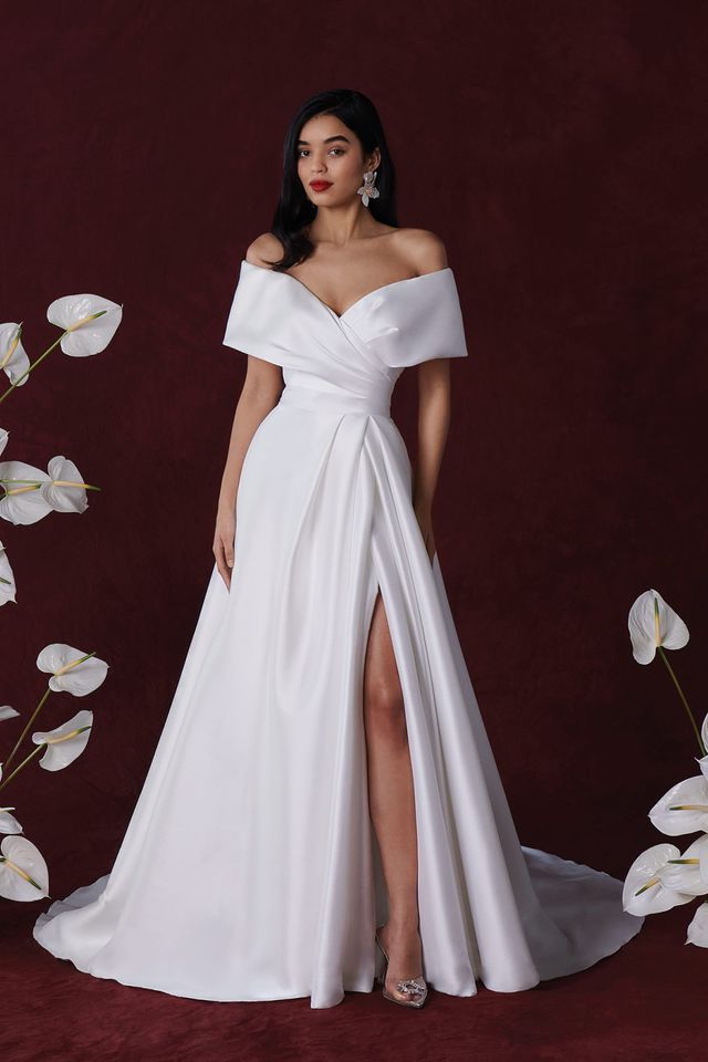Fließendes Satin Brautkleid mit hohem Beinschlitz