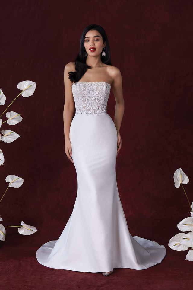 Braut in Trägerlosen Fit und Flair Brautkleid mit spitzen Details