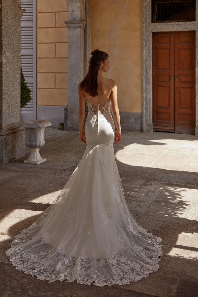Brautkleid mit Spitzenschleppe