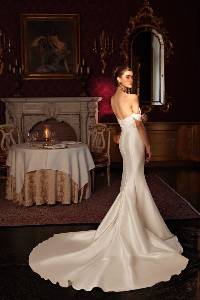 Bodenlanges Brautkleid mit Schleppe und freiem Rücken