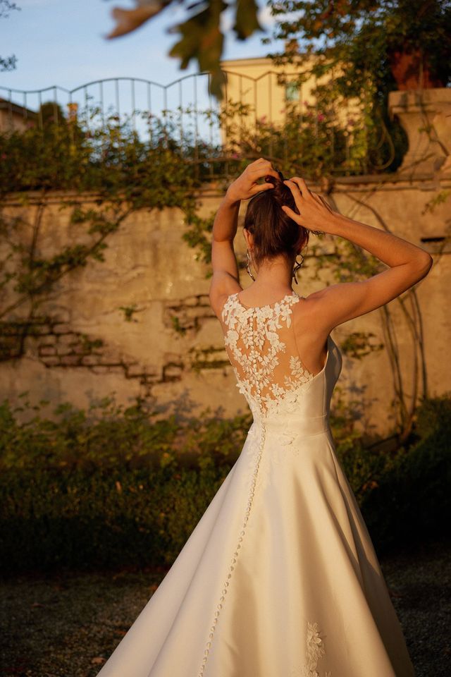 Brautkleid mit Spitzenrücken