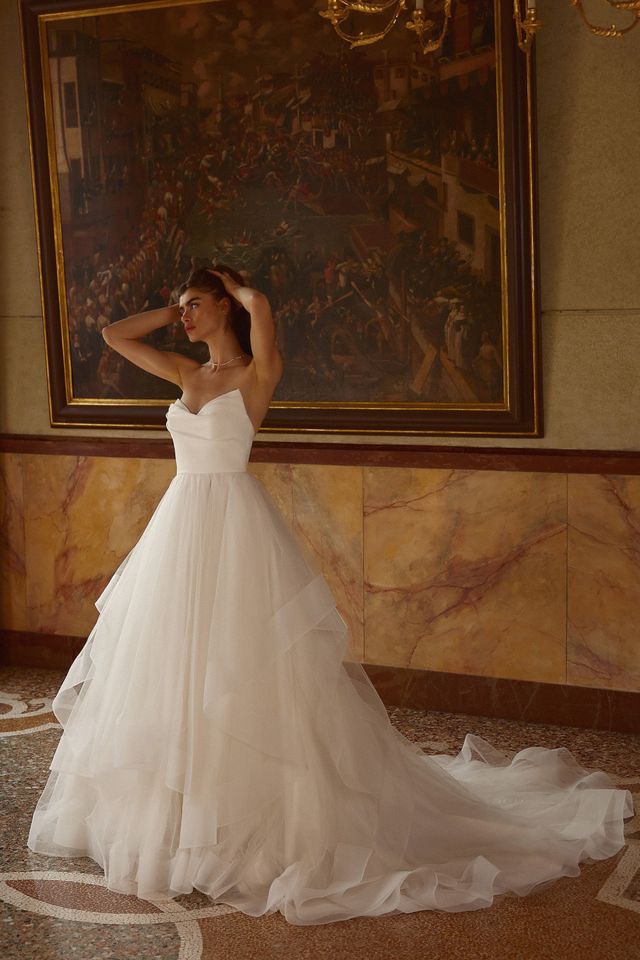 Trägerloses Brautkleid mit Tüllrock