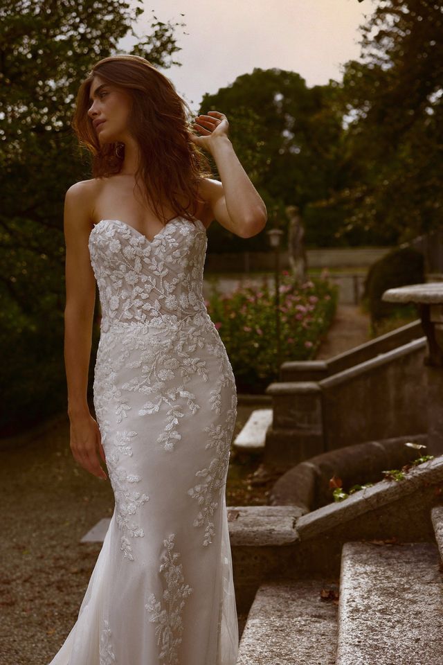 Enges Brautkleid