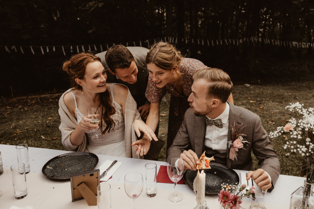 bruidspaar tijdens diner foto
