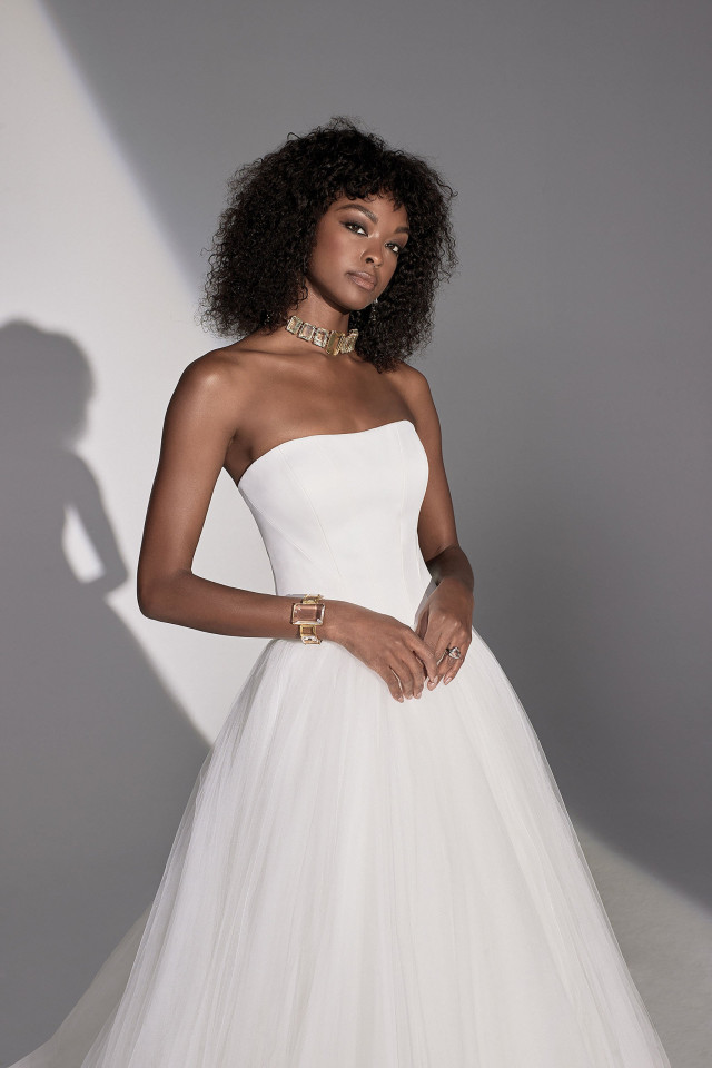 Braut in A-Linien Brautkleid ohne träger und tiefer taille