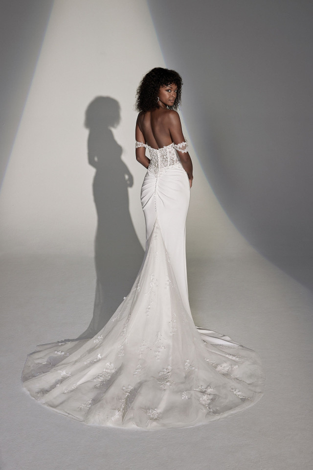 Schulterfreies Brautkleid von hinten