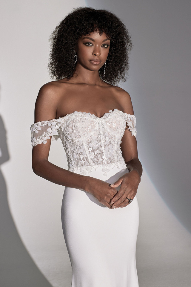 Nahaufnahme von Braut in schulterfreien Brautkleid