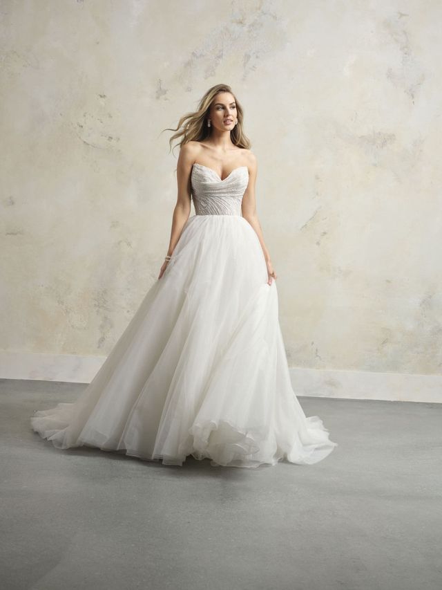 Braut in Brautkleid im Prinzessinnenstil 