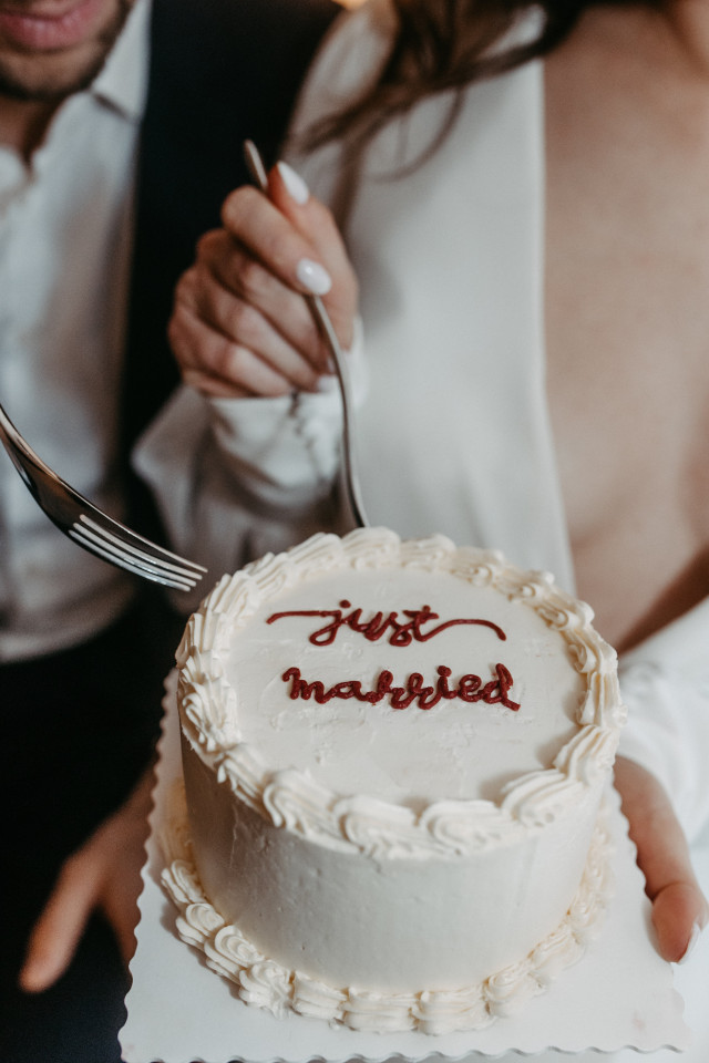 Hochzeitstorte mit der Aufschrift "Just married"