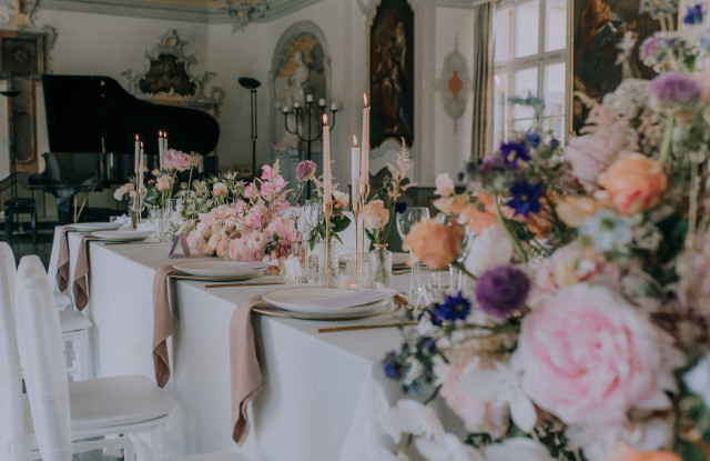 Hochzeitstischdekoration mit vielen Blumen
