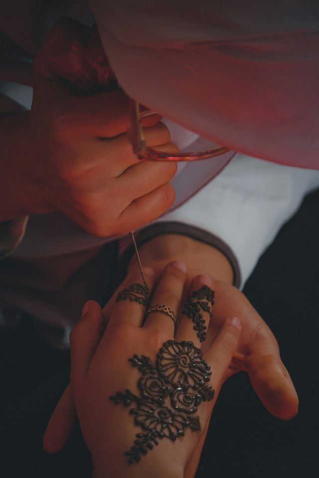 Hennabemalung an den Händen der Braut auf einer türkischen Hochzeit