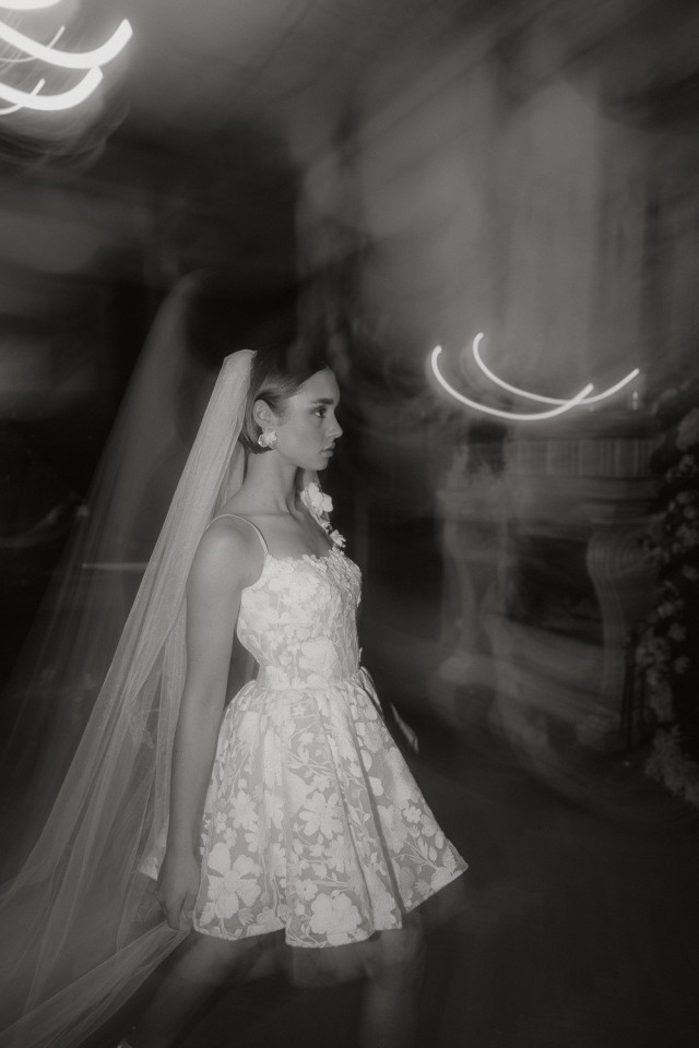 Braut in einem kurzen Brautkleid mit Schleier