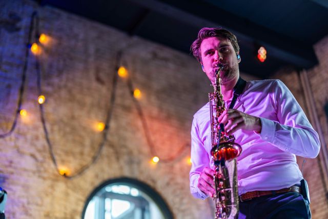 saxofonist op bruiloft