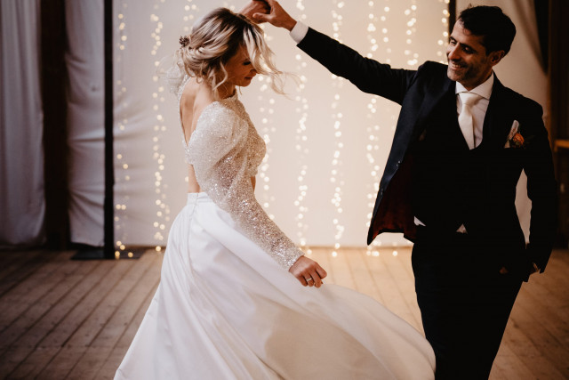 Bruidspaar danst op trouwfeest