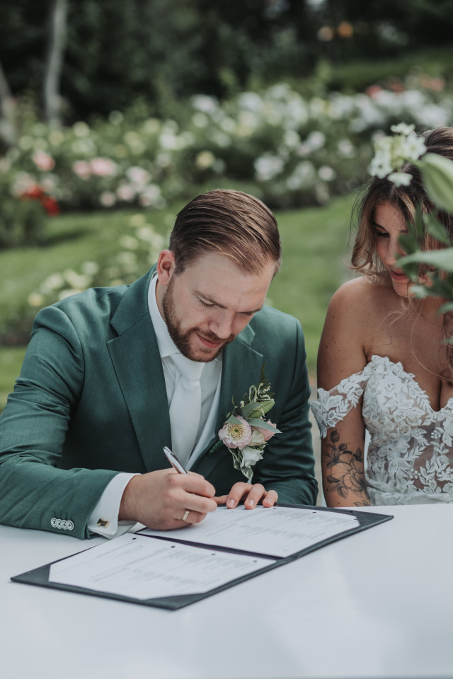 bruidegom tekent bij ceremonie