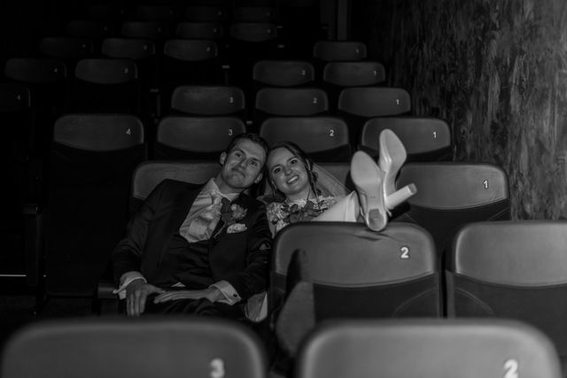 couple marié dans un cinéma