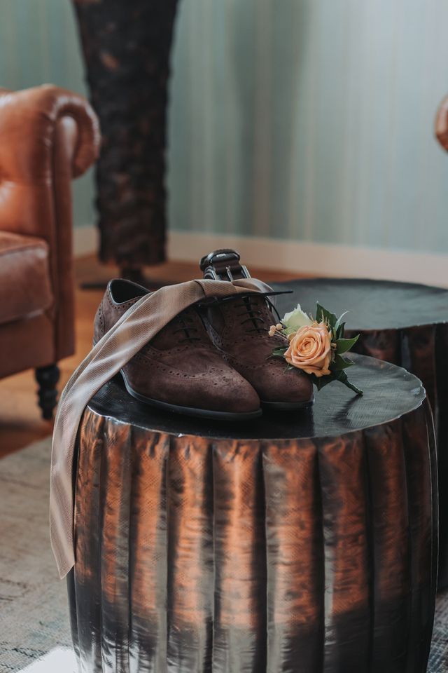 schoenen en stropdas van bruidegom