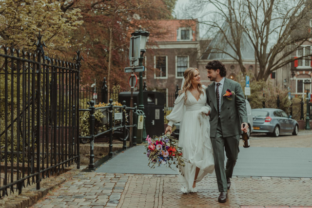 bruidspaar die loopt naar hun lentebruiloft
