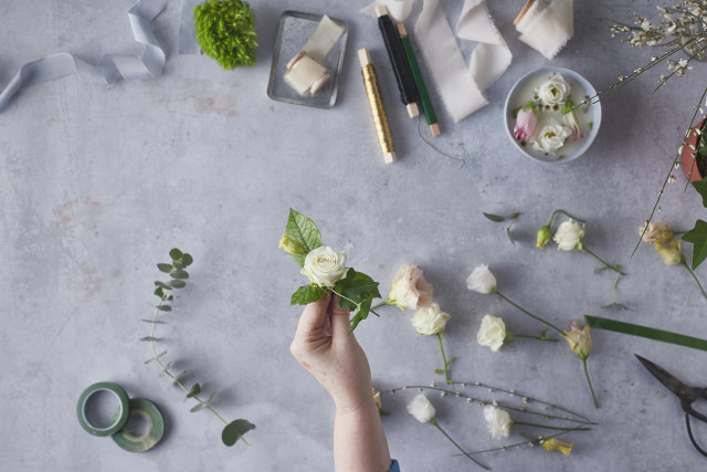 Anstecker für die Hochzeit selbst machen mit Rosen
