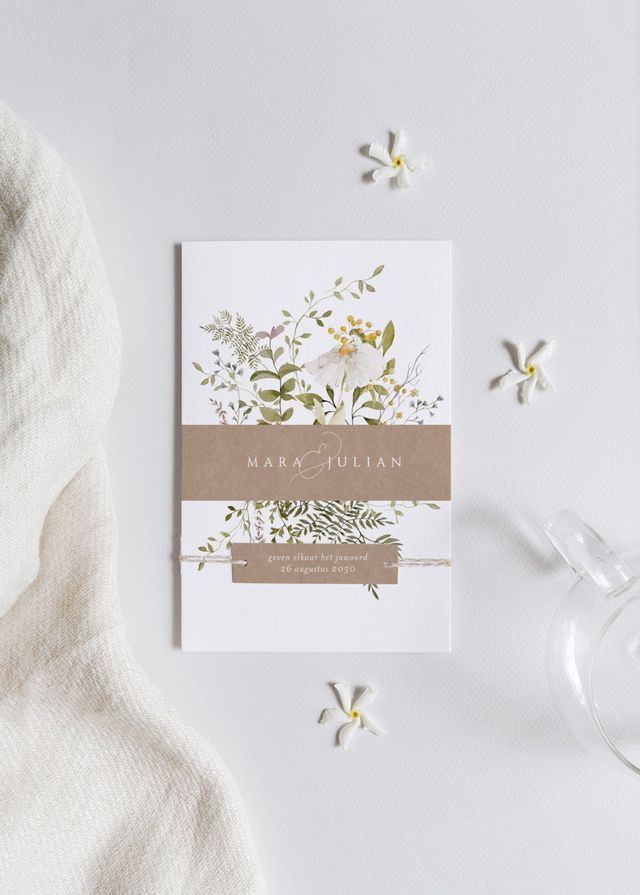 ronde trouwkaart met beige en bloemen