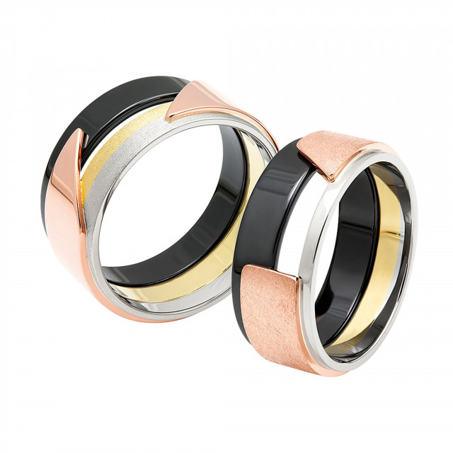 twee ringen met zwarte, gouden en zilveren inleg