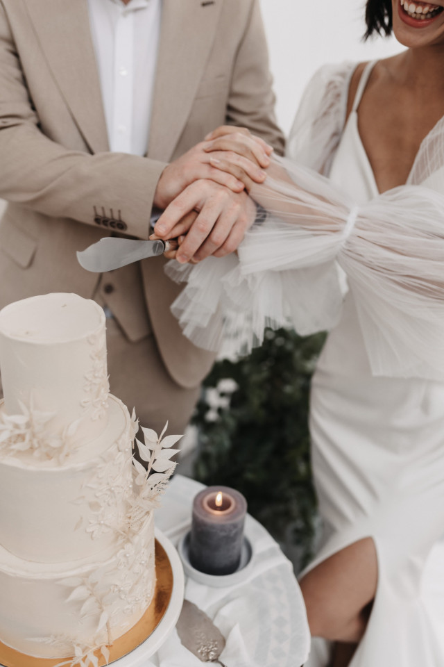 Brautpaar beim Anschneiden der Hochzeitstorte