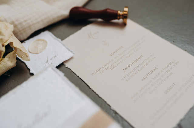 Selbstgemachte Hochzeitseinladungen auf festem Karton