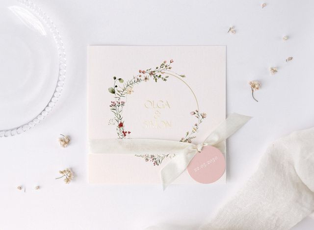 beige cotton bird trouwkaart met bloemenkrans