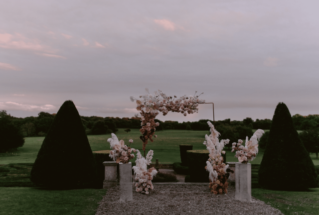 Backdrop mit Blumen als Traubogen für die Zeremonie