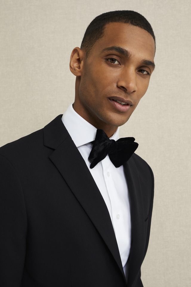 Mann in elegantem Black Tie Anzug mit schwarzer Fliege