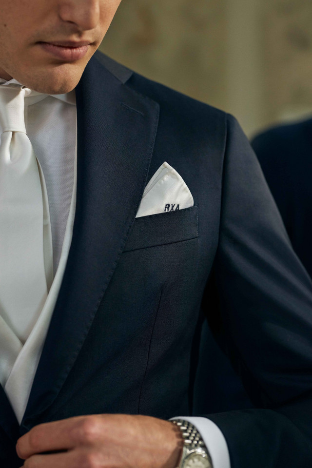 Blauw trouwpak met wit pochet als accessoire