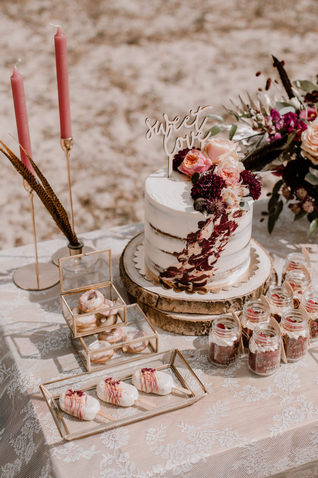 Einstöckige Hochzeitstorte mit Blumendeko