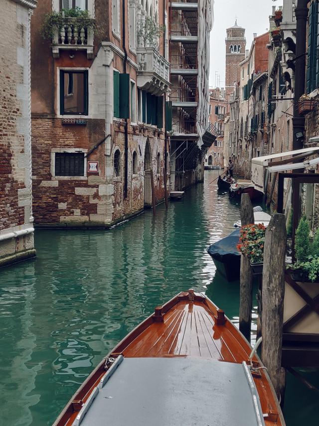 Boot auf Kanal in Venedig