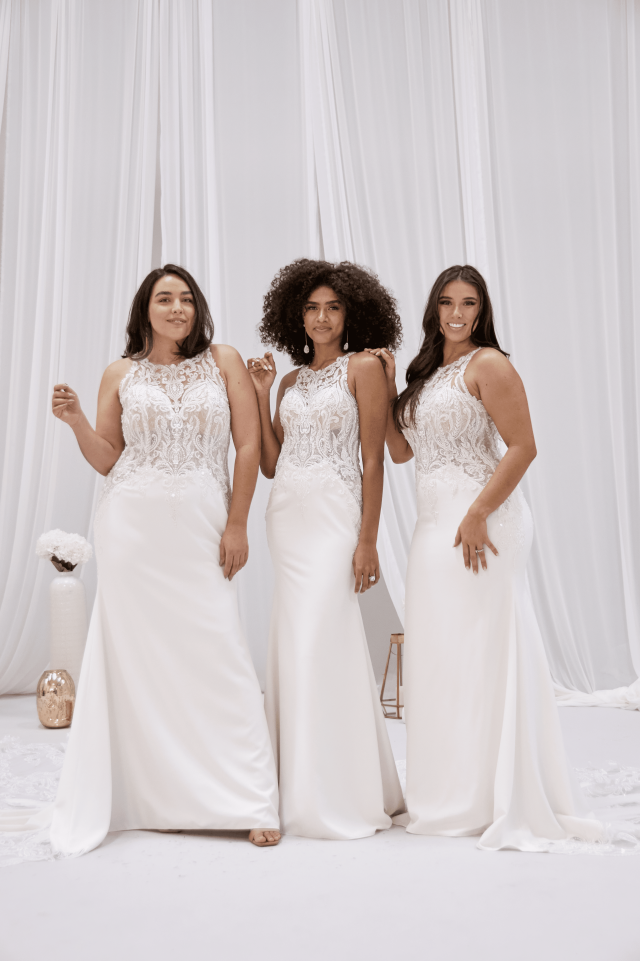 Drei Bräute in unterschiedlichen Konfektionsgrößen tragen alle dasselbe Fit and Flare Brautkleid