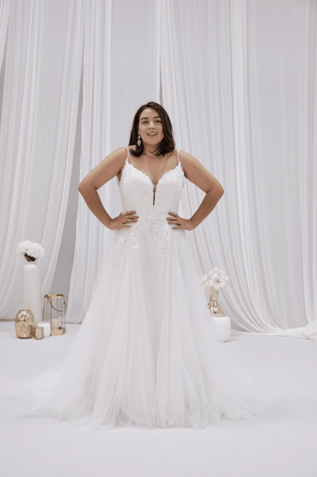 Plus Size Brautkleid mit weit ausgestellten Rock