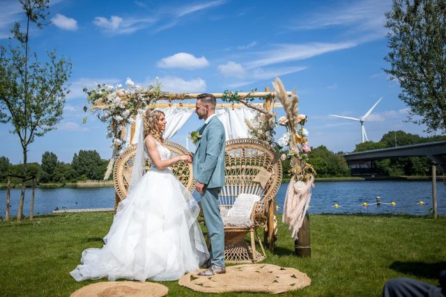 bruidspaar trouwt aan het water bij breezze