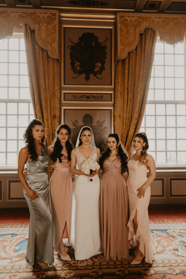 trouwfoto bruid met bruidsmeisjes traditioneel