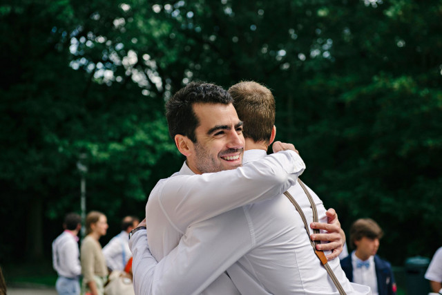 Bräutigam und Groomsmen umarmen sich