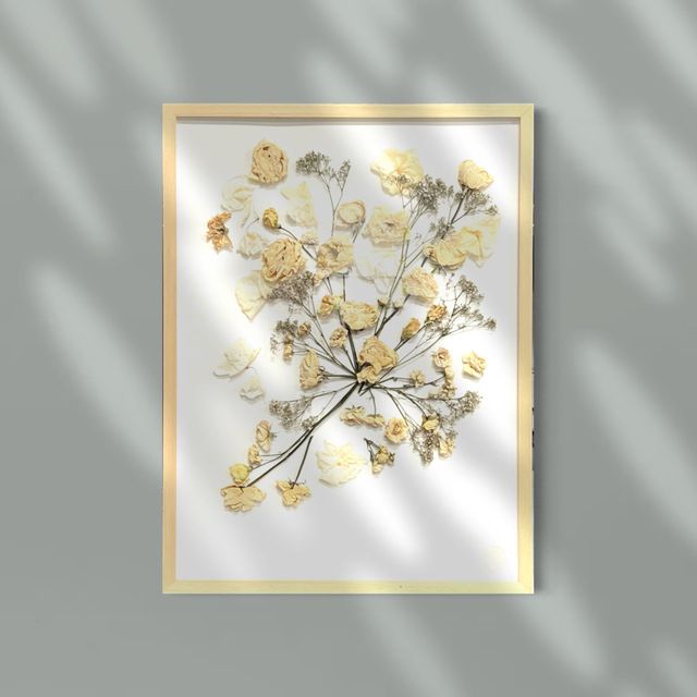 lichtkleurige bloemen in lijst
